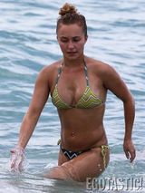 组图：海顿潘妮蒂尔海滩戏水 比基尼秀丰满上围