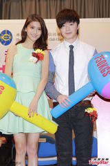 组图：吴千语裙装甜美亮相 否认自己是败金女