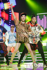 组图：神话新曲夺冠吻奖杯 SHINee钟铉银发回归