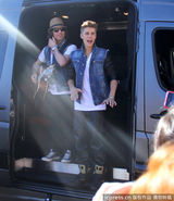 组图：比伯当街献唱谢歌迷 小天王自恋摸发