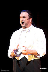 幻灯图：音乐剧《变身怪医》赴台演出 男主角吃粽子