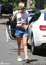 组图：麦莉-塞勒斯杂志大片展露修长美腿