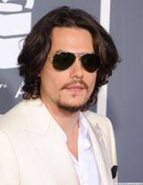 高清组图：格莱美红毯 约翰-梅尔亮相潮范儿足