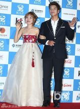 组图：韩国际喜剧节红毯挤胸熊抱肉搏精彩不断