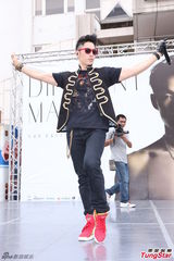 组图：吴建豪亮相签唱会 墨镜耍酷现场热舞
