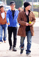 组图：韩国歌手辉星正式入伍 太真儿金泰宇送行