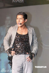 组图：郭富城玩转广东道 自称高空唱歌很浪漫 