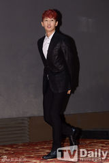 组图：SJ3D新片首映式 众成员正装出席宣传