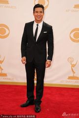 组图：艾美红毯男星马里奥·洛佩兹灿笑迷人