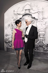 组图：范冰冰周迅巴黎秀 白裙玫红套装各有特色