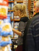 高清组图：泰勒-斯威夫特街拍条纹上衣搭配红裤