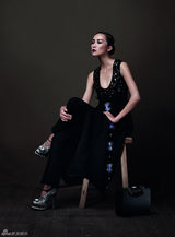 组图：韩雪华美变“绅”大玩复古中性风