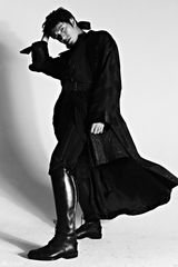 组图：陈坤登杂志封面 罕见露臂部纹身野性神秘