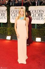 组图：69届金球奖海蒂-克拉姆蜜桃色礼服亮相