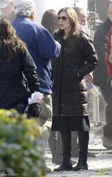 高清图：朱莉现身匈牙利 皮特贴身随行蜜吻秀恩爱