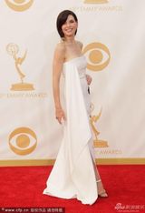 组图：朱丽安娜白裙别致亮相艾美红毯