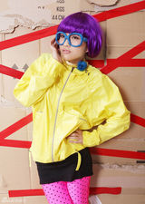 组图：包文婧全新写真古灵精怪 诠释炫彩青春