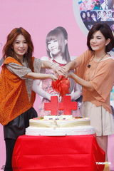 组图：SHE十周年纪念活动 Selina发短片盼早日归队