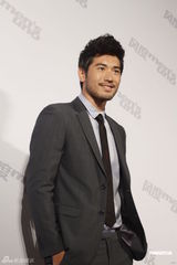 组图：潘霜霜直言容易爱上男人眼神