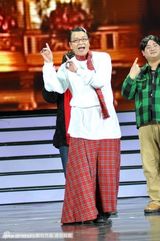 组图：海派春晚录制 黄晓明为“修鞋老爷爷”穿鞋