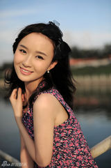 组图：葛晓凤清凉夏日写真 一抹浅笑甜美俏皮