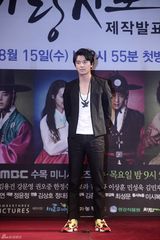 高清组图：李准基申敏儿出席《阿娘使道传》发布会