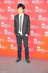 高清组图：《意外》记者会古天乐等亮相 叶璇裙摆飞扬险走光