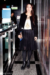 组图：吴辰君街拍LOOK短款外套搭配白背心黑裙