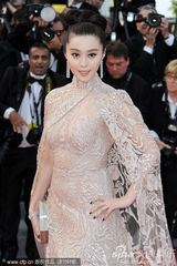 组图：范冰冰戛纳走秀 发髻复古蕾丝礼服妩媚优雅