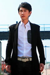 组图：何明翰拍帅气写真解读型男魅力