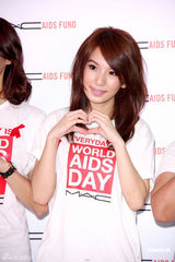 组图：Hebe亲切可爱热心公益 透露Ella赴美学英文