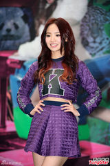 组图：台女歌手翻滚劈腿露底裤 熊抱黄鸿升