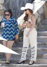 组图：LadyGaga狂甩赘肉 碎花比基尼清凉度假