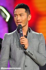 组图：海派春晚录制 黄晓明为“修鞋老爷爷”穿鞋