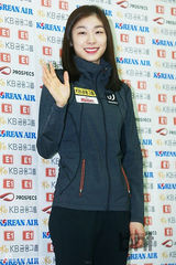 组图：金妍儿机场办记者会 赴克罗地亚比赛