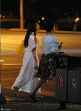 组图：伊能静夜会友人 散步养生