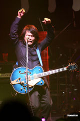 高清组图：伍佰开唱钮承泽站台 合唱《浪人情歌》