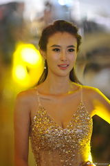 组图：车模兽兽性感透视黄金奶 自信爆乳微笑