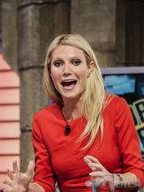 组图：格温妮丝上节目展示厨艺 表情夸张频笑场