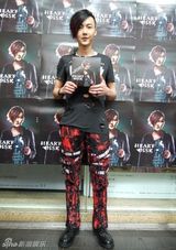 组图：黄义达新专辑台北签唱 自曝食量大