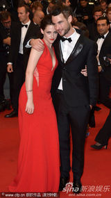 组图：暮光女火红深v裙走秀 胸前春光一览无余