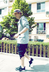 高清组图：何晟铭街拍LOOK 运动装扮搭配草帽