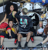 组图：塞勒斯开唱秀长腿 男女通吃与辣妹调情