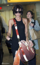 幻灯图集：维多利亚现身机场 衣着单薄秀身材