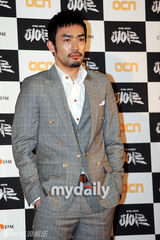 组图：杨东根韩彩雅出席新剧《Hero》发布会