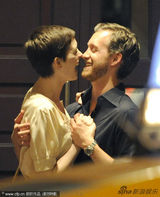 组图：好莱坞女星安妮-海瑟薇幸福完婚