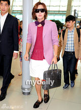 组图：张根硕飞往台湾举行亚洲巡演粉装亮眼