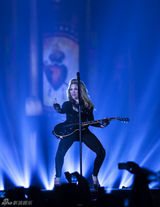 组图：麦当娜巡演柏林站 网袜露PP销魂竖中指