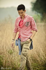 组图：李东学夏日写真曝光 清爽帅气笑容阳光