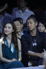 组图：任重张俪同座交流少 被要求合影双双婉拒